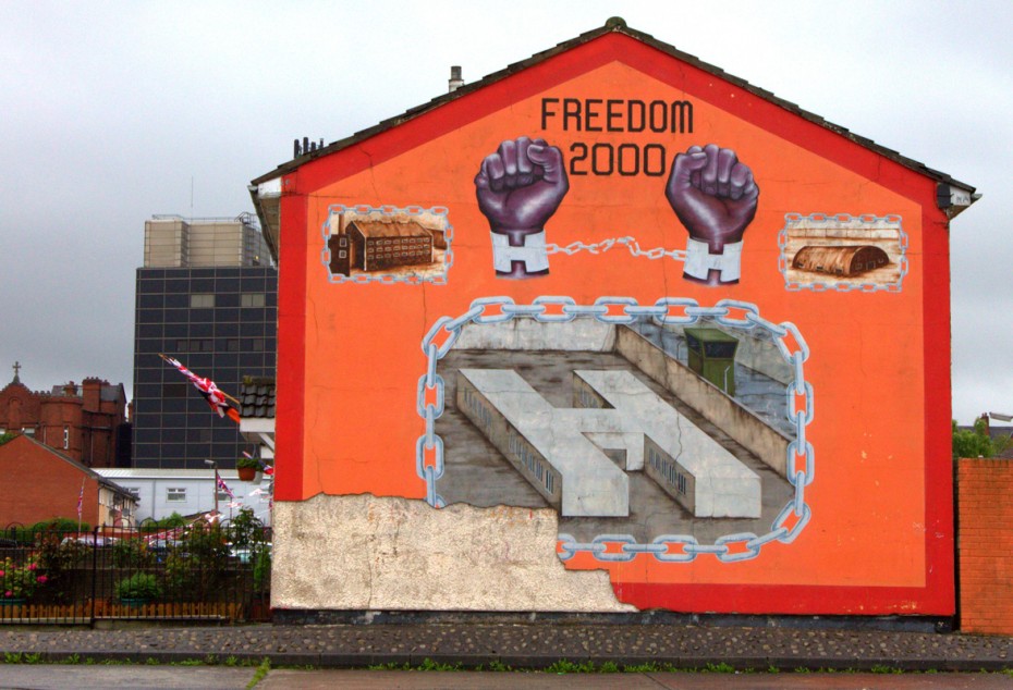 A loyalist mural depicting Cell Block H of the Maze Prison, which was used to house paramilitary prisoners at the time.