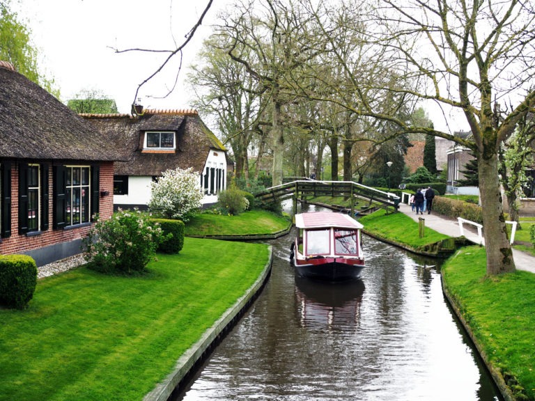 Giethoorn – the Dutch village entirely made out of canals
