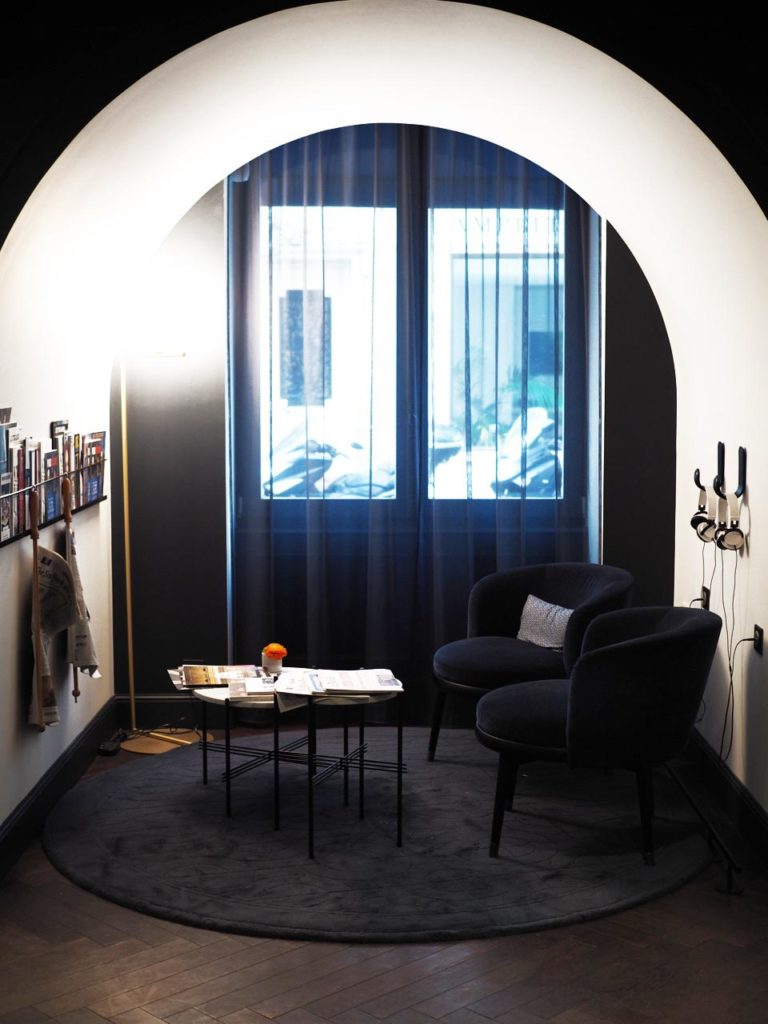 Hotel-Square-Louvois-Reading-Nook-in-the-Lobby